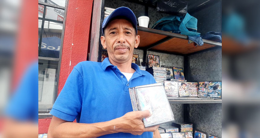 Francisco Alaniz Ruíz, vendedor de CD y DVD. Foto: Famnuel Úbeda/Radio ABC Stereo