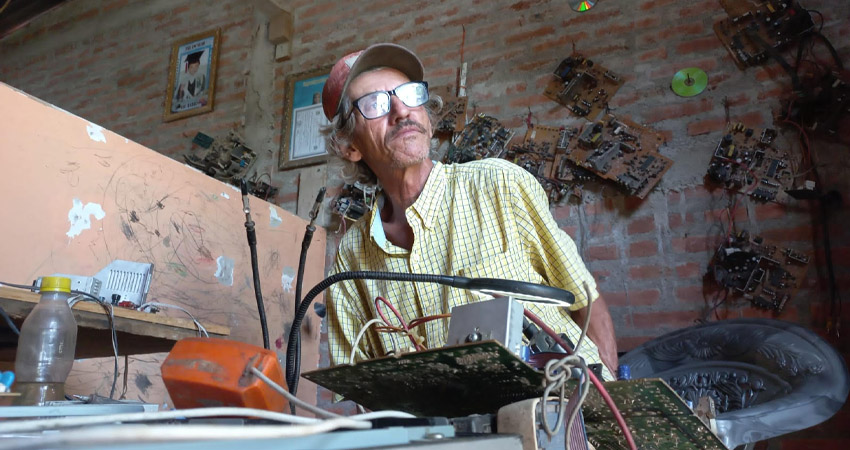El radiotécnico esteliano se ha ido adaptando a los cambios tecnológicos. Foto: Famnuel Úbeda/Radio ABC Stereo