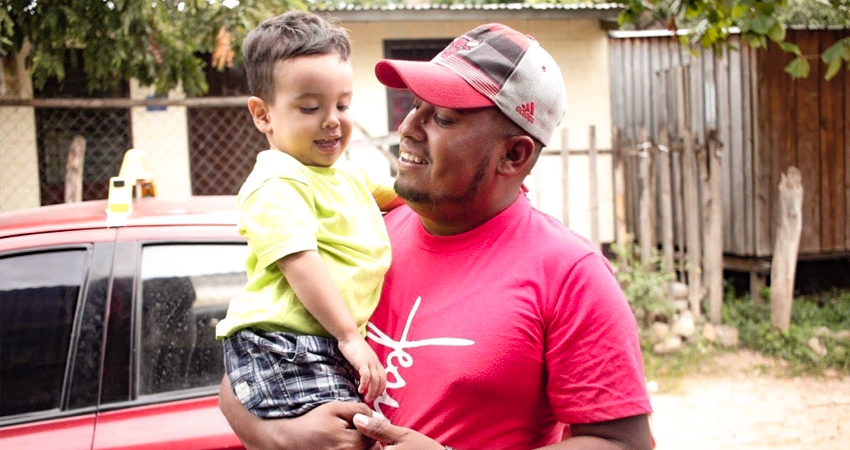 Diomer junto a su pequeño Jeremy. Foto: Famnuel Úbeda/Radio ABC Stereo