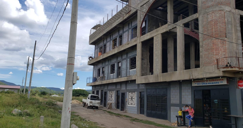 La crianza de cerdos está ubicada en la terraza del inmueble. Foto: José Enrique Ortega/Radio ABC Stereo