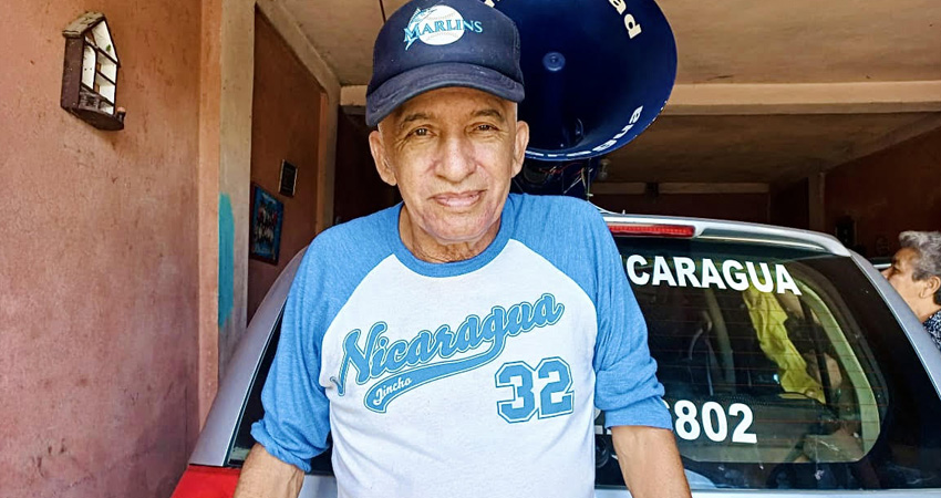 A sus 72 años continúa laborando con pasión y esmero. Foto: Famnuel Úbeda / Radio ABC Stereo