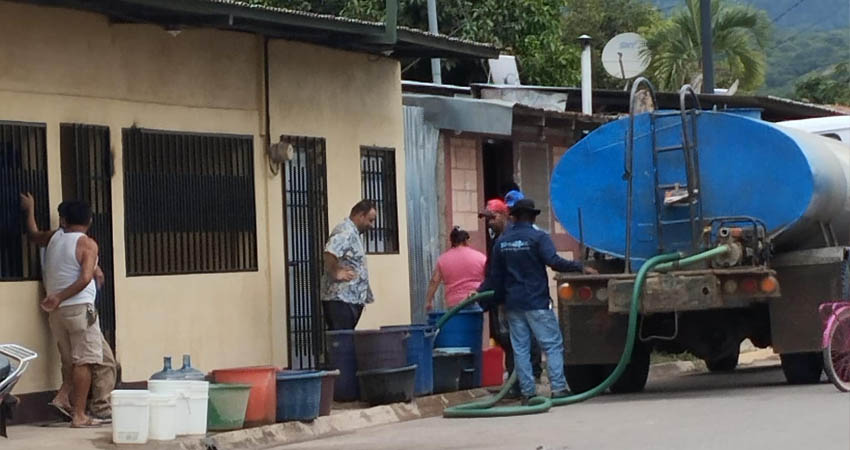 Distribuyen agua potable en cisternas en barrios de Estelí. Foto: Cortesía/Radio ABC Stereo