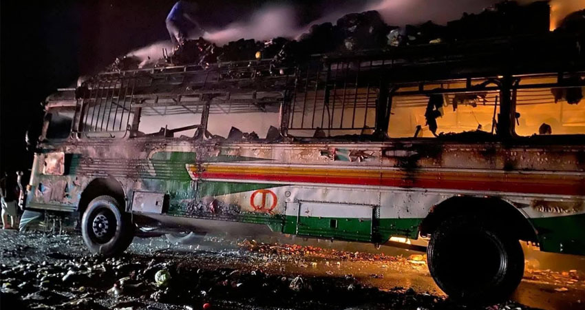 La unidad de transporte fue consumida por las llamas. Foto: Cortesía/Radio ABC Stereo