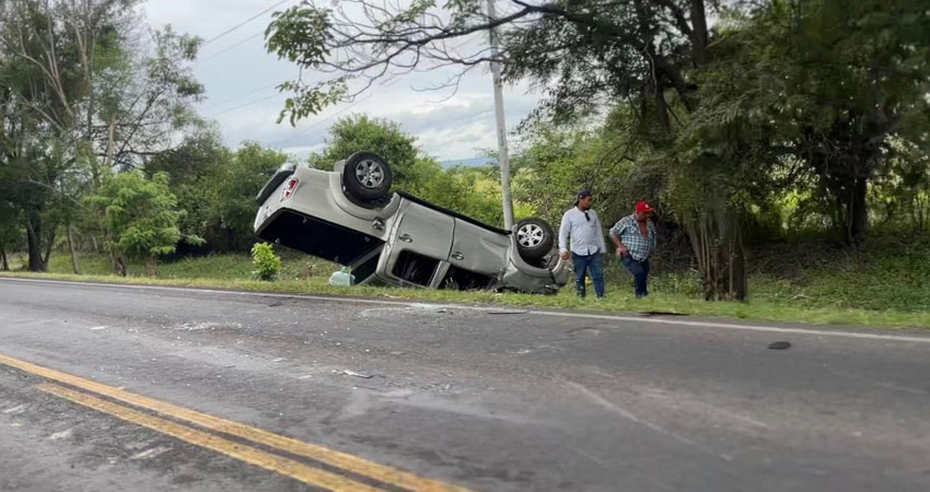 La camioneta quedó volcada. Foto: Cortesía/Radio ABC Stereo