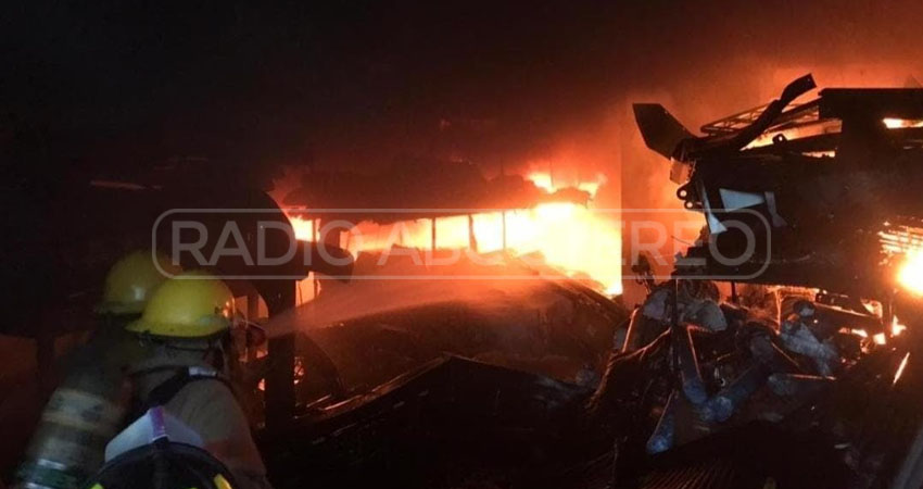 Incendio en tienda de repuestos Autopartes Miranda en Estelí. Foto: Cortesía/Radio ABC Stereo