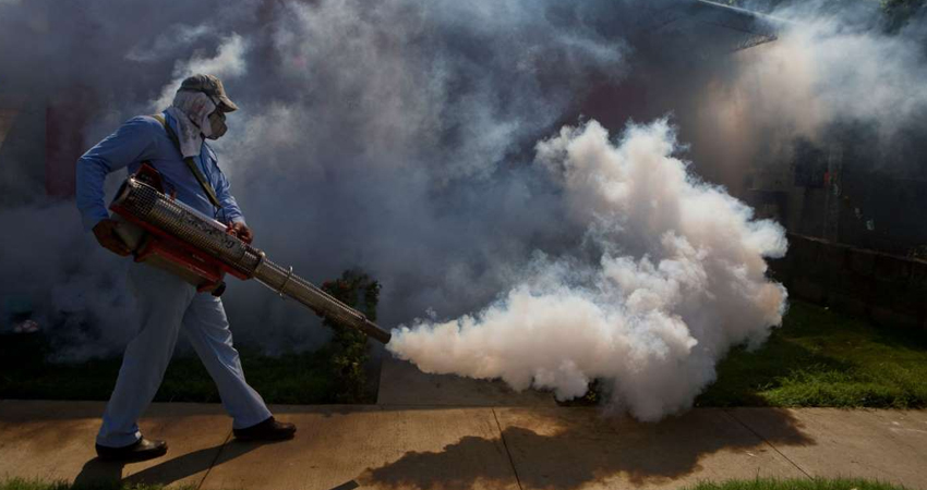 La jornada incluye fumigación y aplicación de BTI. Foto de referencia.