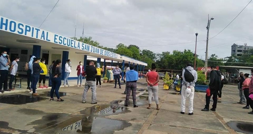 Un grupo de familiares con pacientes en el Hospital San Juan de Dios oraron a las afueras del centro pidiendo por su sanidad. Foto: Cortesía/Radio ABC Stereo