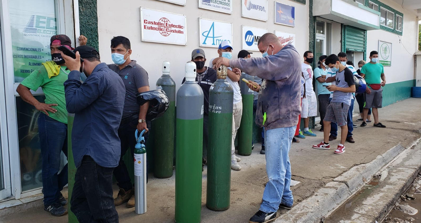 El sábado decenas de ciudadanos de apostaron en las afueras de la sucursal de Productos del Aire. Foto: José Enrique Ortega/Radio ABC Stereo