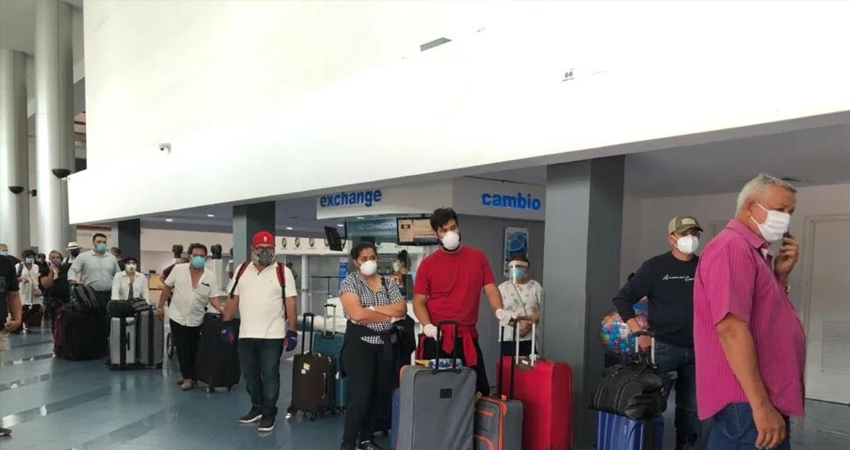 Pasajeros en aeropuerto de Managua. Foto: VOA