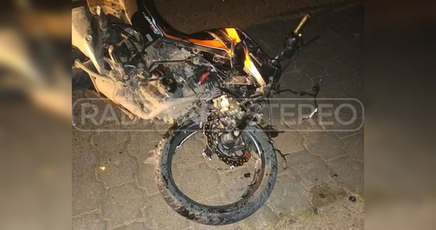 El motociclista no portaba casco de seguridad al momento del accidente, resultando con un trauma craneoencefálico.