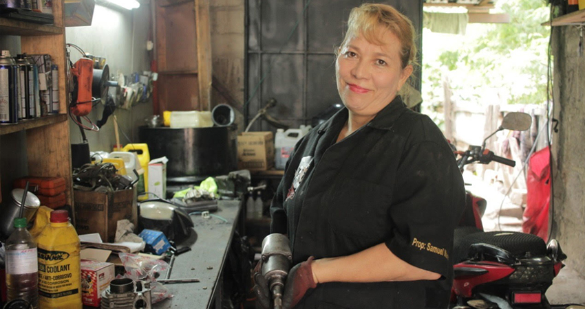 Esta madre esteliana trabaja en un taller de mecánica junto a su hijo. Foto: Famnuel Úbeda/Radio ABC Stereo