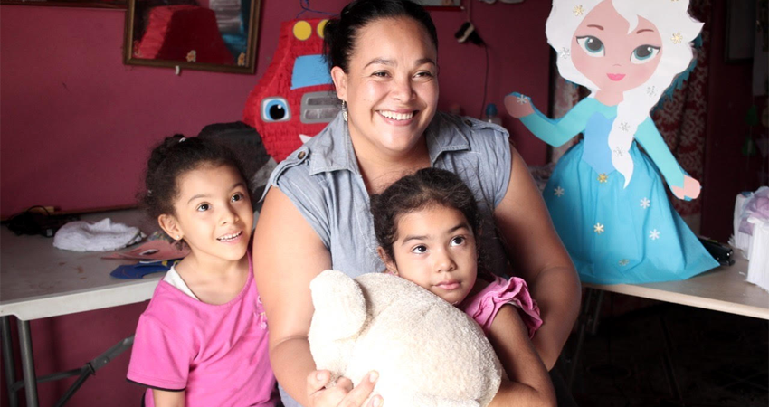 Nancy Leiva junto a sus hijas. Foto: Famnuel Úbeda/Radio ABC Stereo