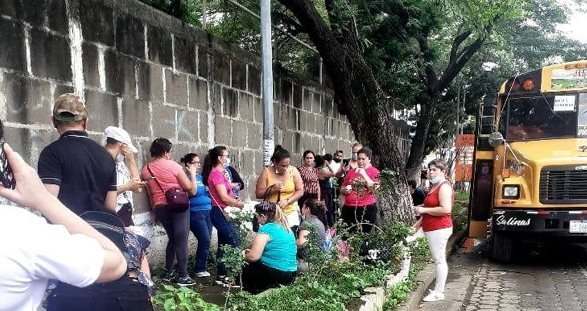 Cubanica dispuso de varios buses para el traslado a Managua. Foto: Cortesía/Radio ABC Stereo