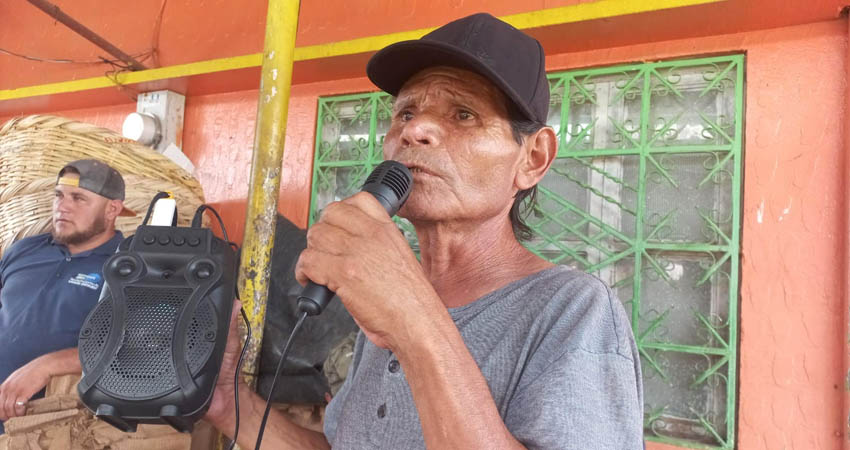 Víctor se gana la vida cantando. Foto: Famnuel Úbeda