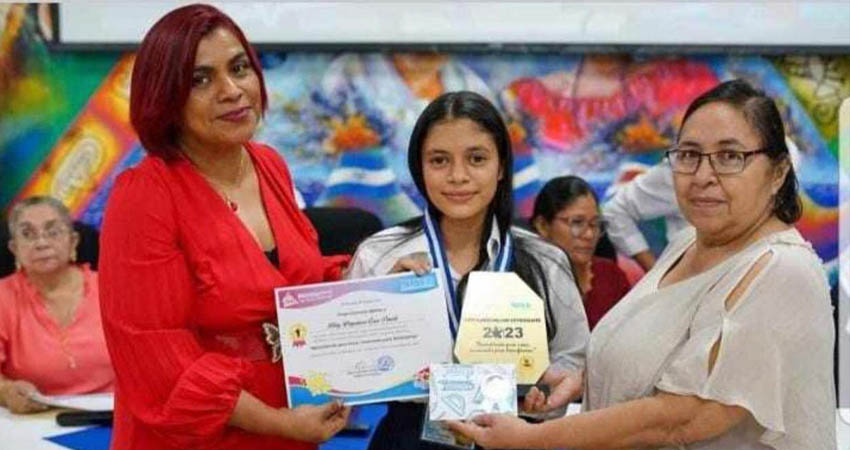 Libny Cruz de 16 años, Mejor estudiante de Educación Secundaria. Foto: Cortesía/Radio ABC Stereo
