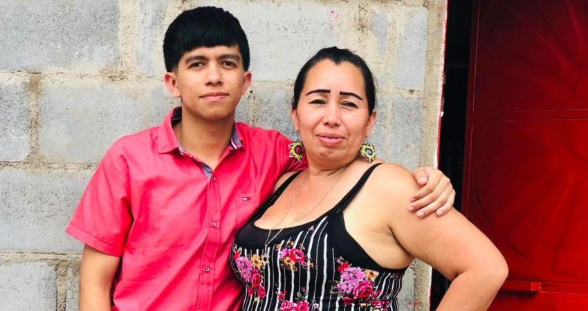 Anthony Josué (QEPD) junto a su mamá Gloria Lorenza Rodríguez. Foto: Cortesía/Radio ABC Stereo