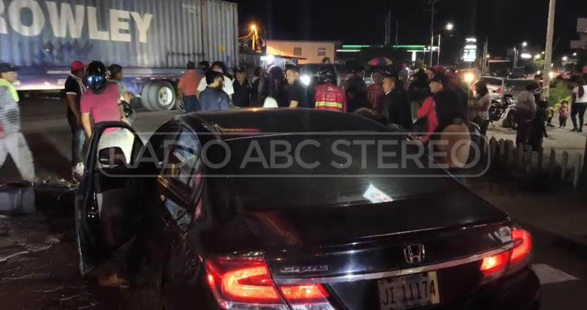 Joven universitario en estado delicado tras impactar contra dos vehículos. Foto: Cortesía/Radio ABC Stereo
