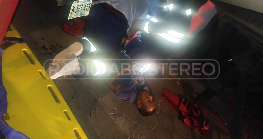 Socorristas de la Cruz Blanca trasladaron al lesionado al hospital tras sufrir fracturas. Foto: Cortesía/Radio ABC Stereo