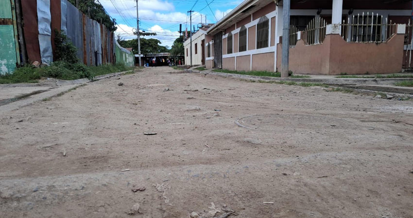 Calles deterioradas del barrio 16 de julio. Foto: Famnuel Úbeda/Radio ABC Stereo
