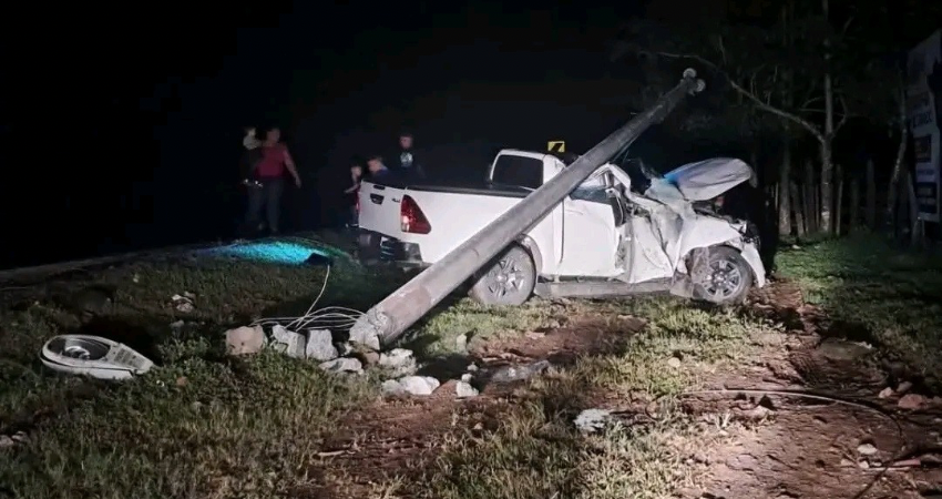 Los dos peatones caminaban por la vía cuando fueron alcanzados por la camioneta, cuyo conductor presuntamente viajaba a exceso de velocidad.